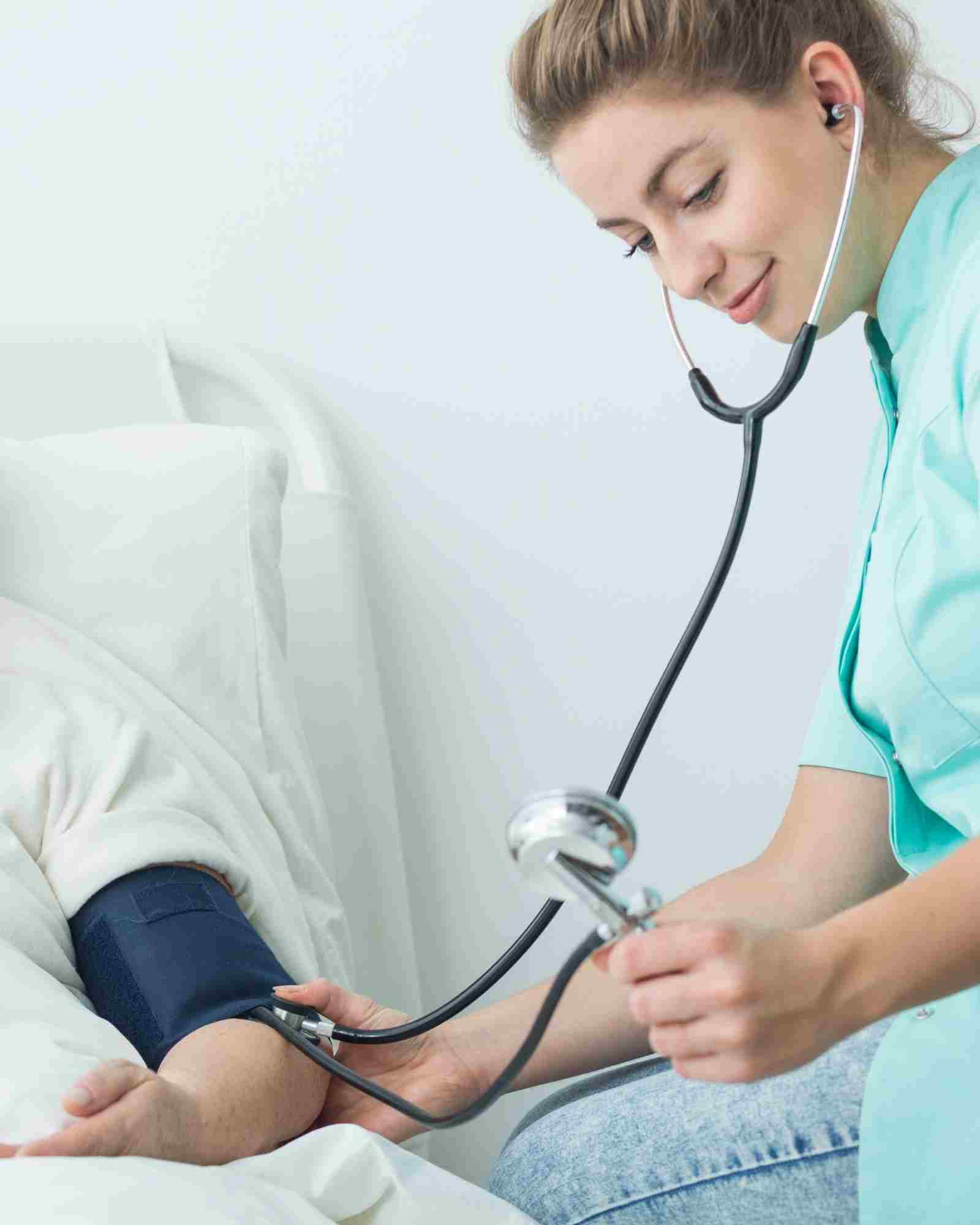 ممرّضة تحضّر إجراءً معقّمًا في مستشفى فرنسي